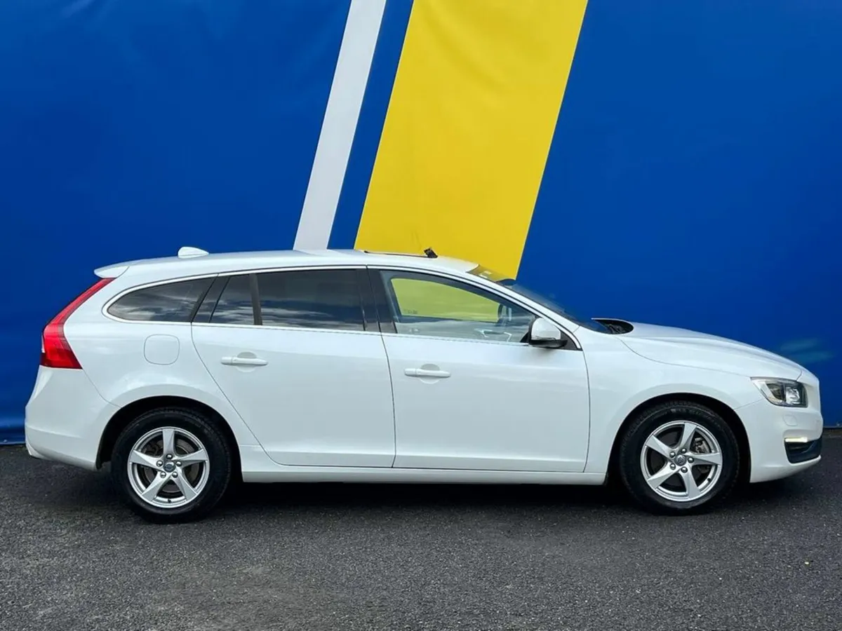 Volvo V60 D4 CLASSIC 2.0 D AUTO // OPENING SUNROOF - Image 4
