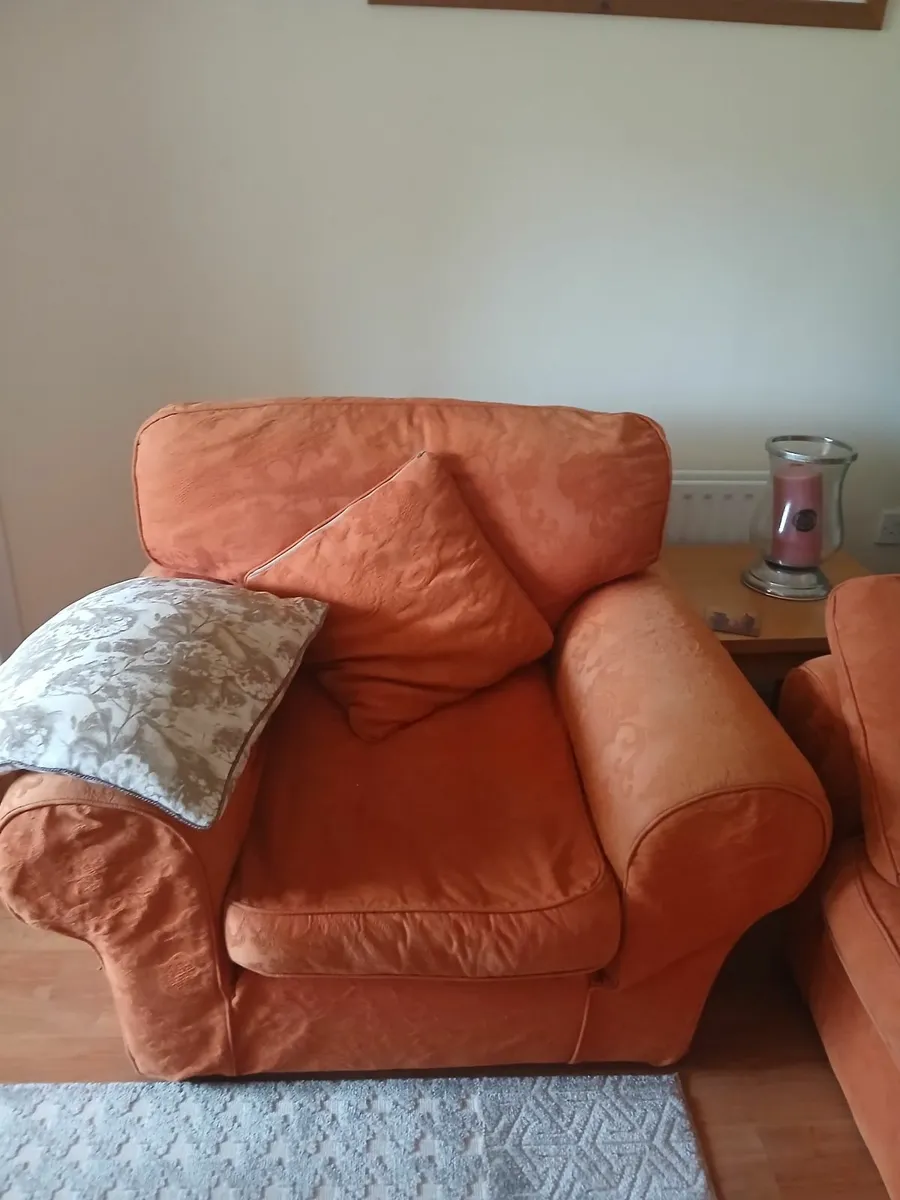 A Sofa with 2 arm chairs - Image 3