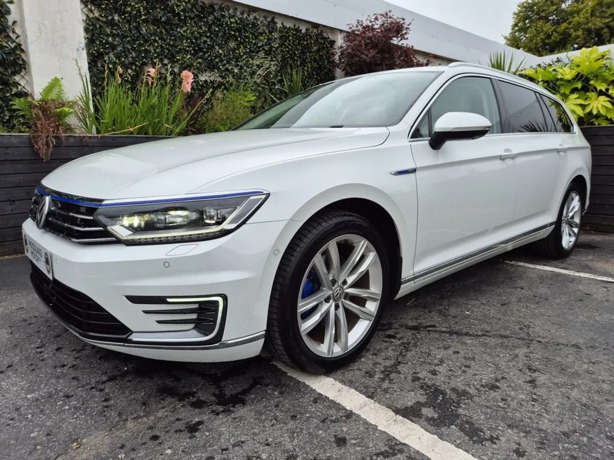 Volkswagen Passat GTE 1.4 Phev / Advance With PAN - Image 1