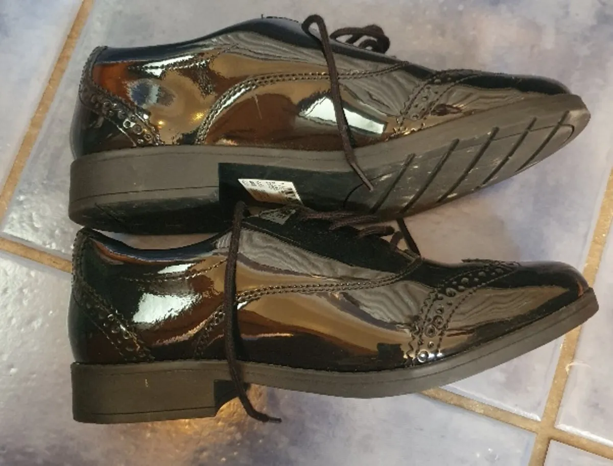 NEW with tags leather Clarks -ladies, teens - Image 2