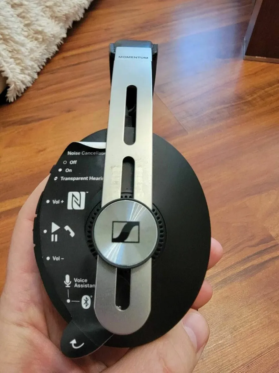 Sennheiser MOMENTUM 3 headphones - Image 2