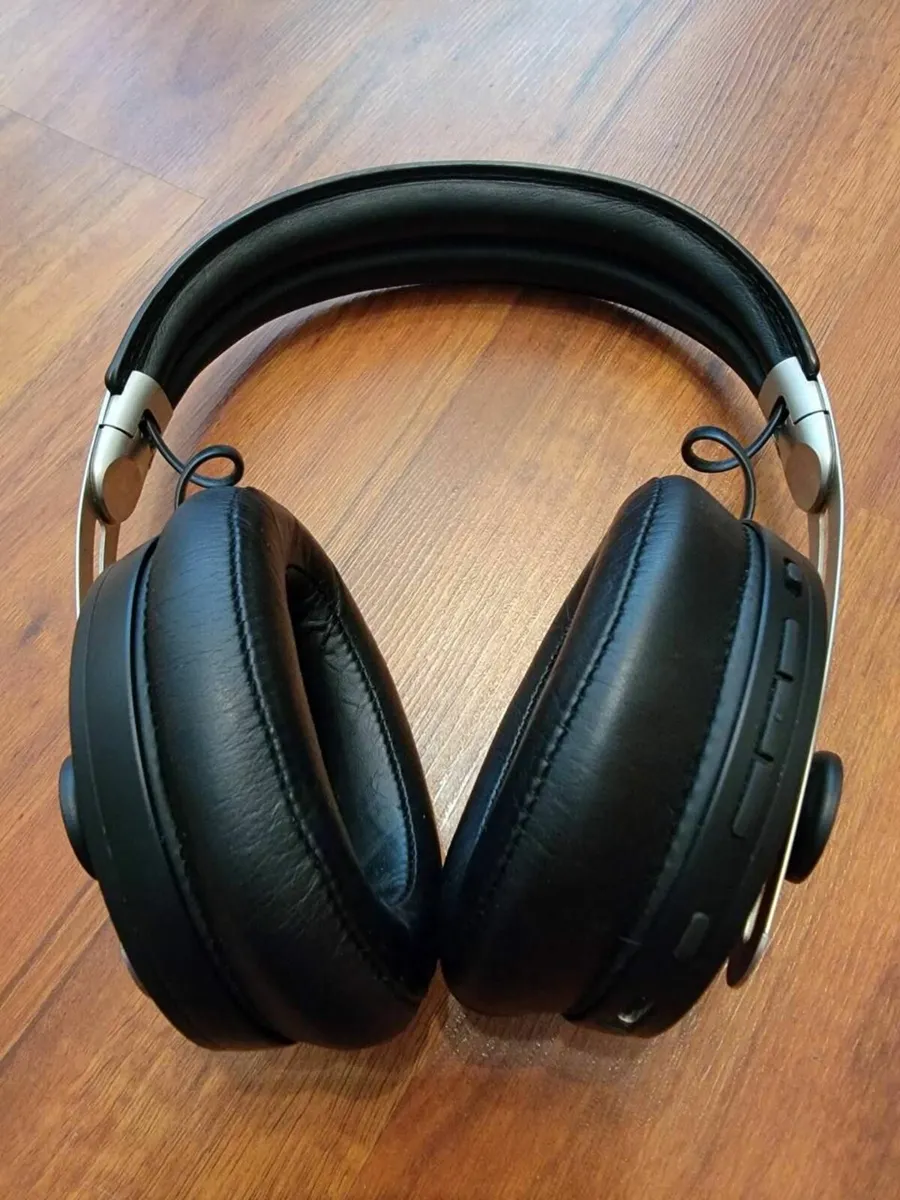 Sennheiser MOMENTUM 3 headphones - Image 1