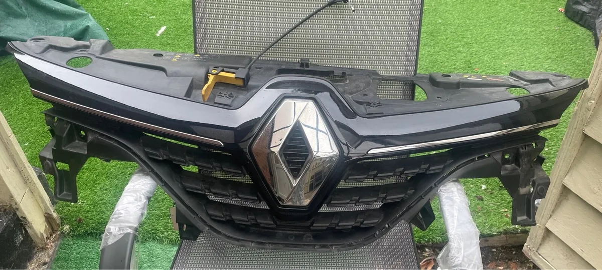 2023 Renault Clio front centre top grill - Image 2