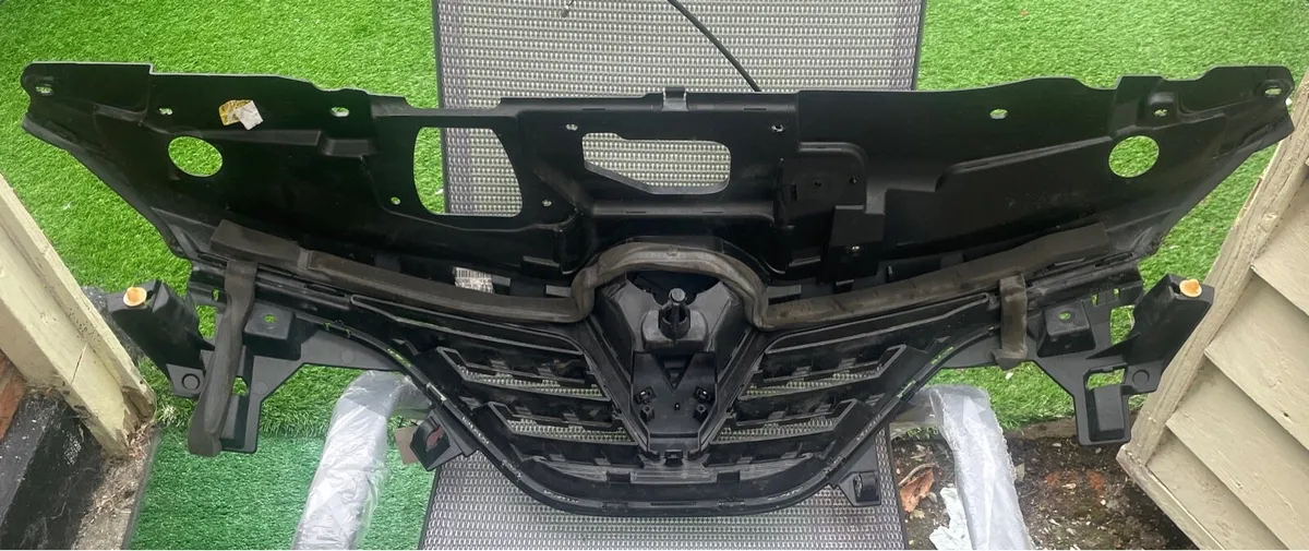 2023 Renault Clio front centre top grill - Image 3