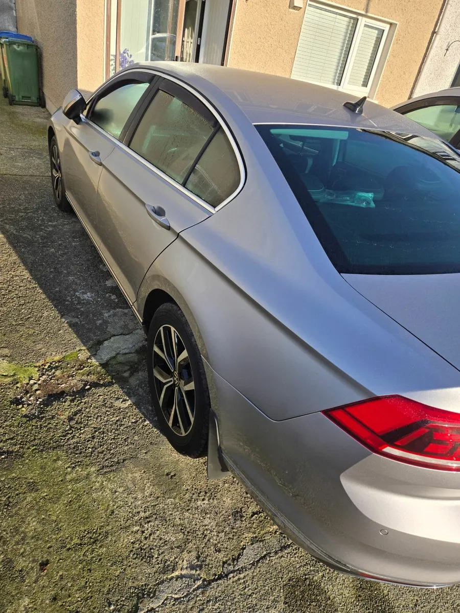 Volkswagen Passat 2021 - Image 2