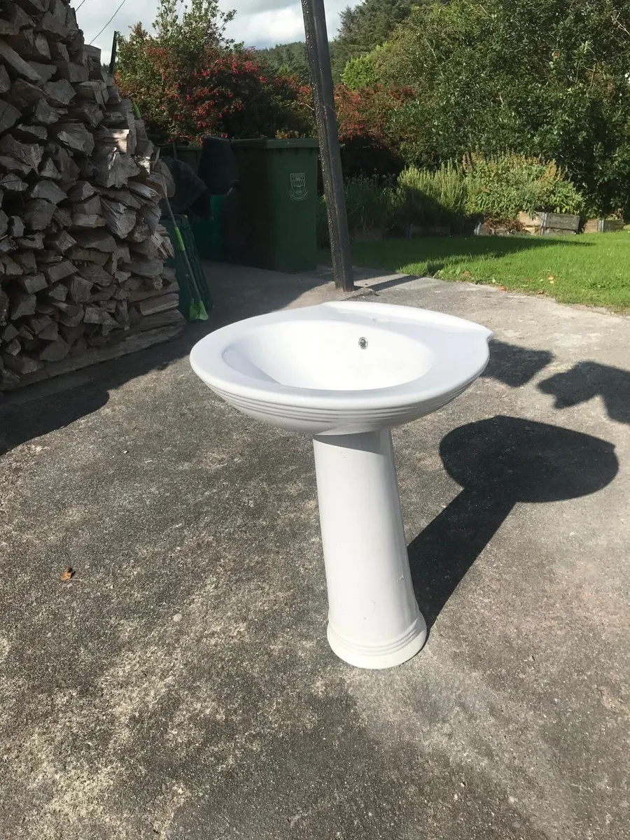Sink, pedestal and toilet - Image 1