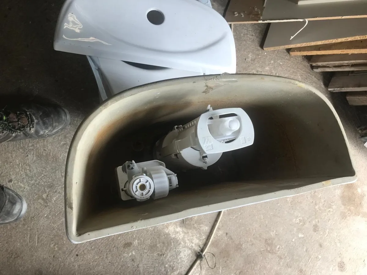 Sink, pedestal and toilet - Image 2