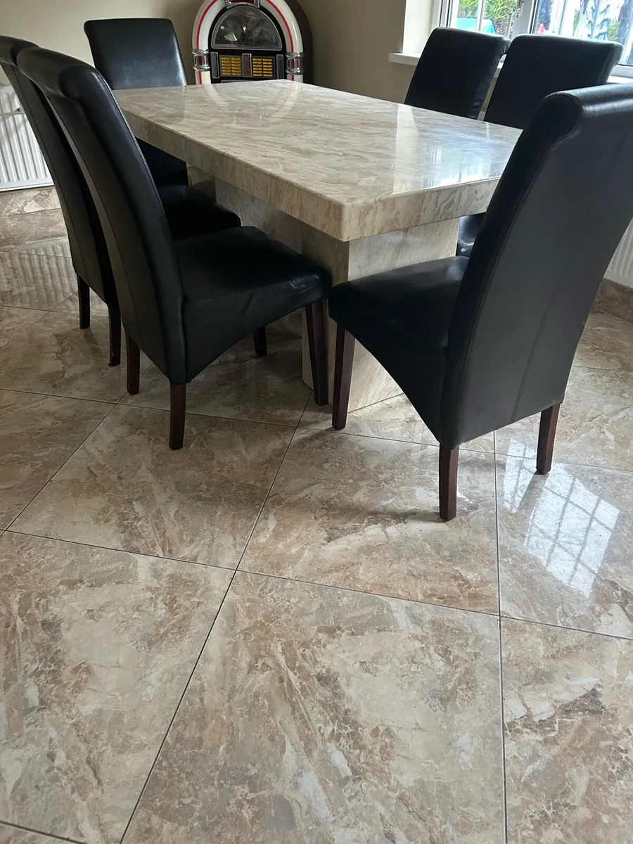 Marble table and chairs - Image 1