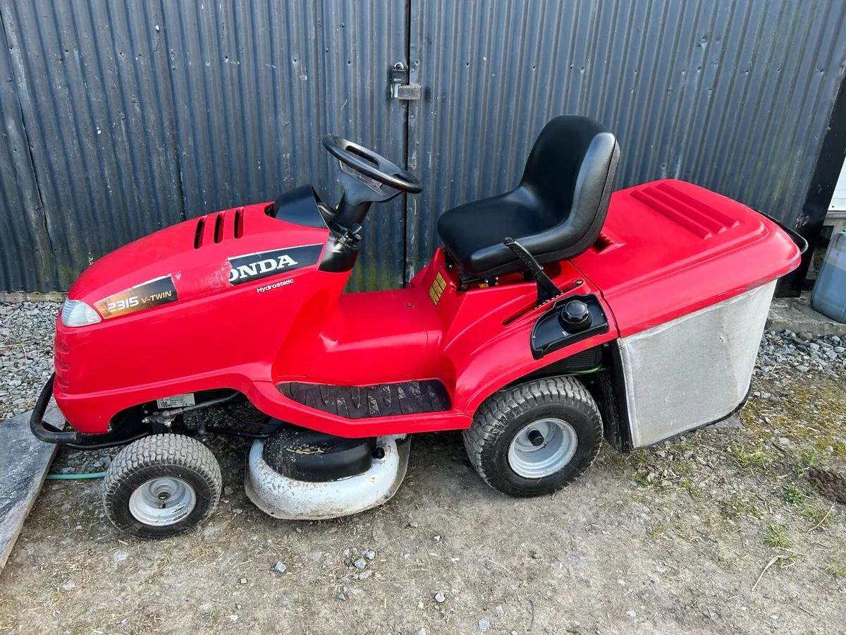 Honda ride on lawnmower - Image 1