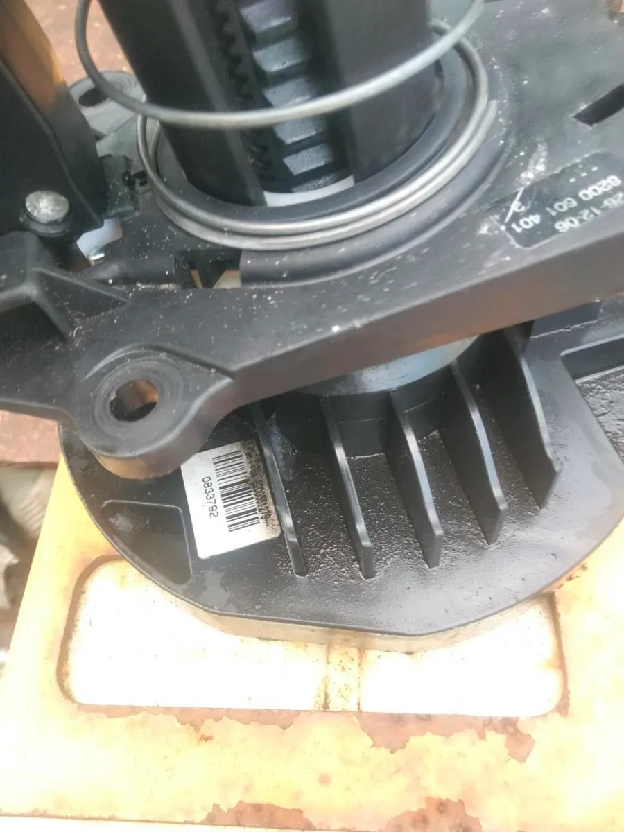 Renault Clio spare wheel holder - Image 1