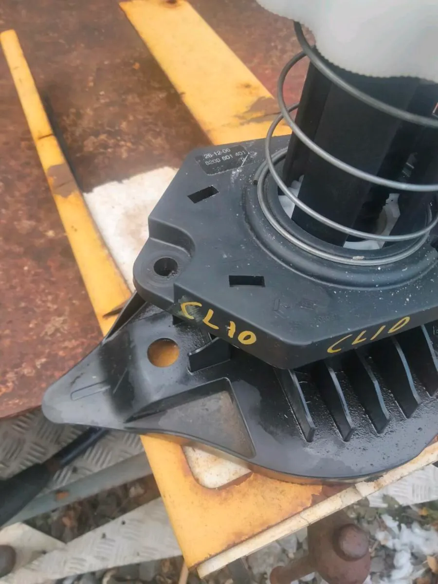 Renault Clio spare wheel holder - Image 2