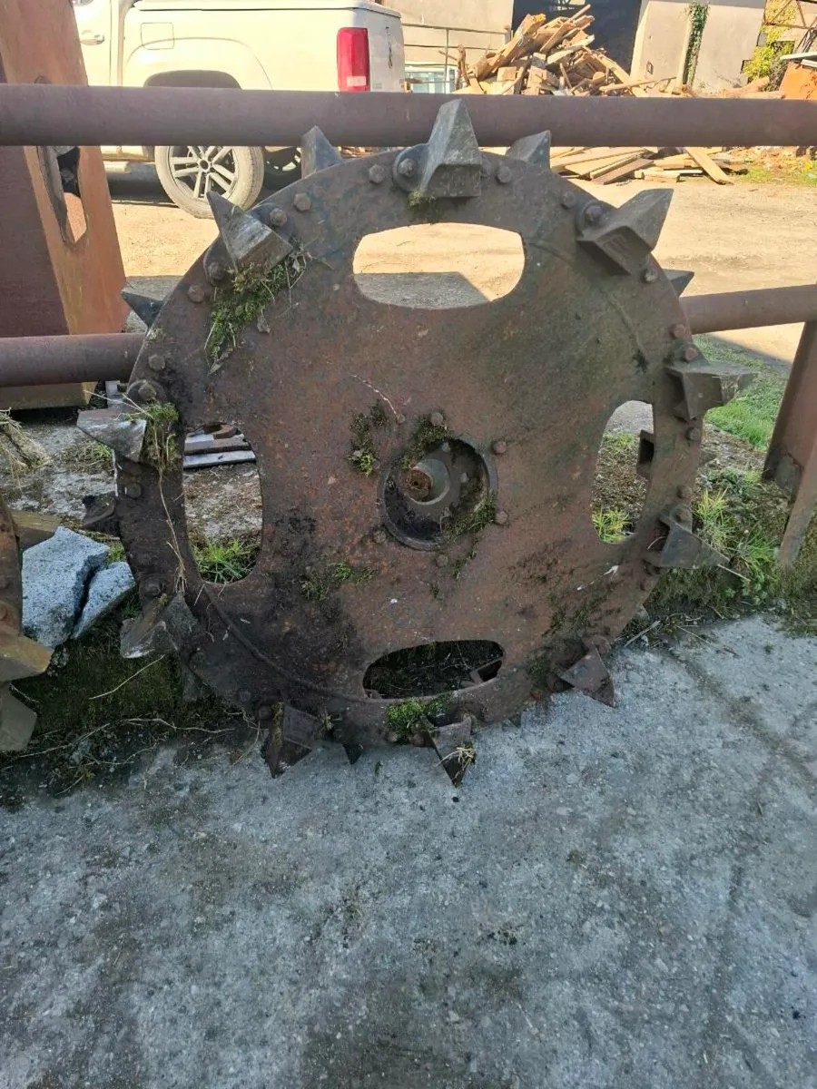 Vintage engines and saw and item - Image 3
