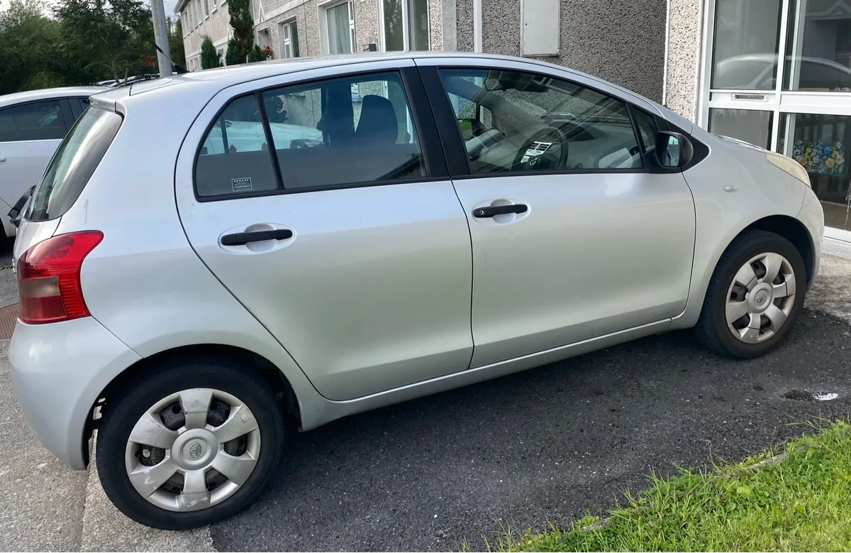 €2000 // Toyota Yaris 08 - Image 3