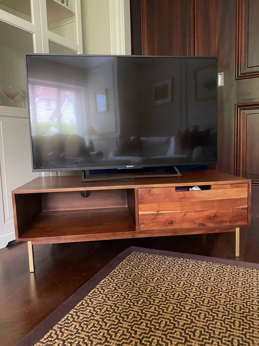 TV stand - Image 1