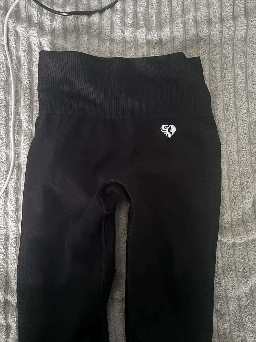 womans best black leggings