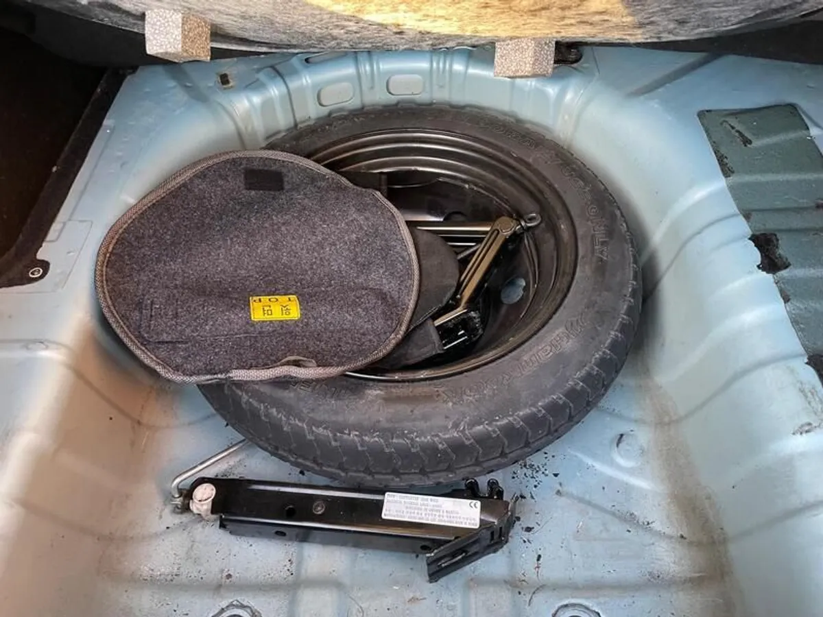 2008 Hyundai Accent - Image 2