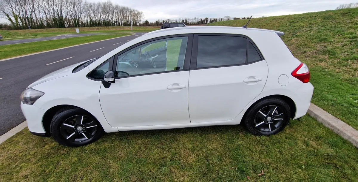 Toyota Auris 2011, 1.8l Hybrid, €6750 - Image 4