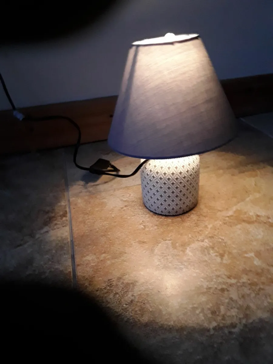 Small table lamp perfect condition - Image 4