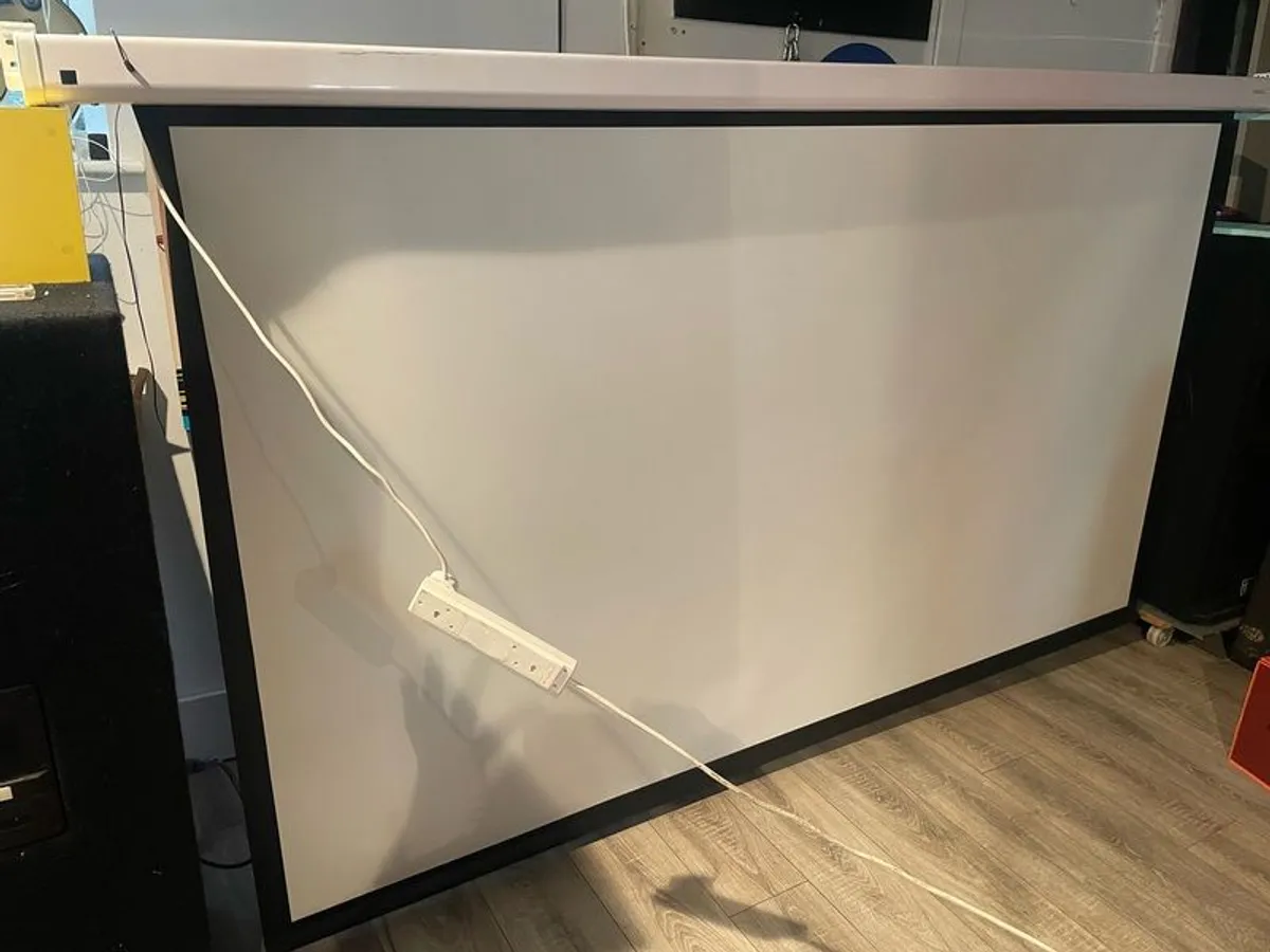 Lumene Projector Screen - Image 3