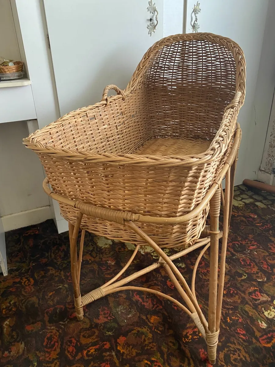 Large Wicker Moses Basket with handles - Image 2