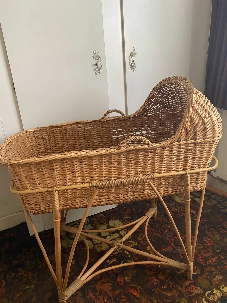Large Wicker Moses Basket with handles - Image 1