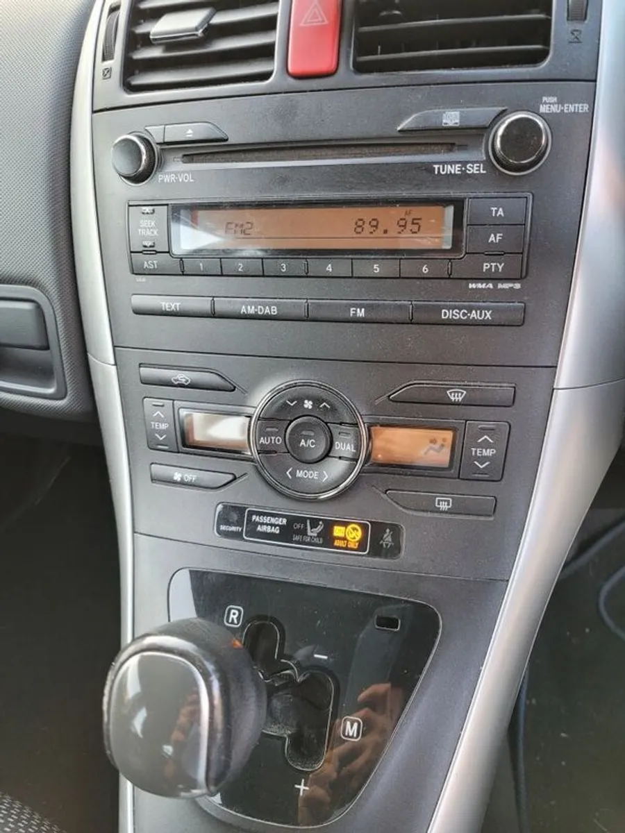 Automatic Toyota Auris - Image 2
