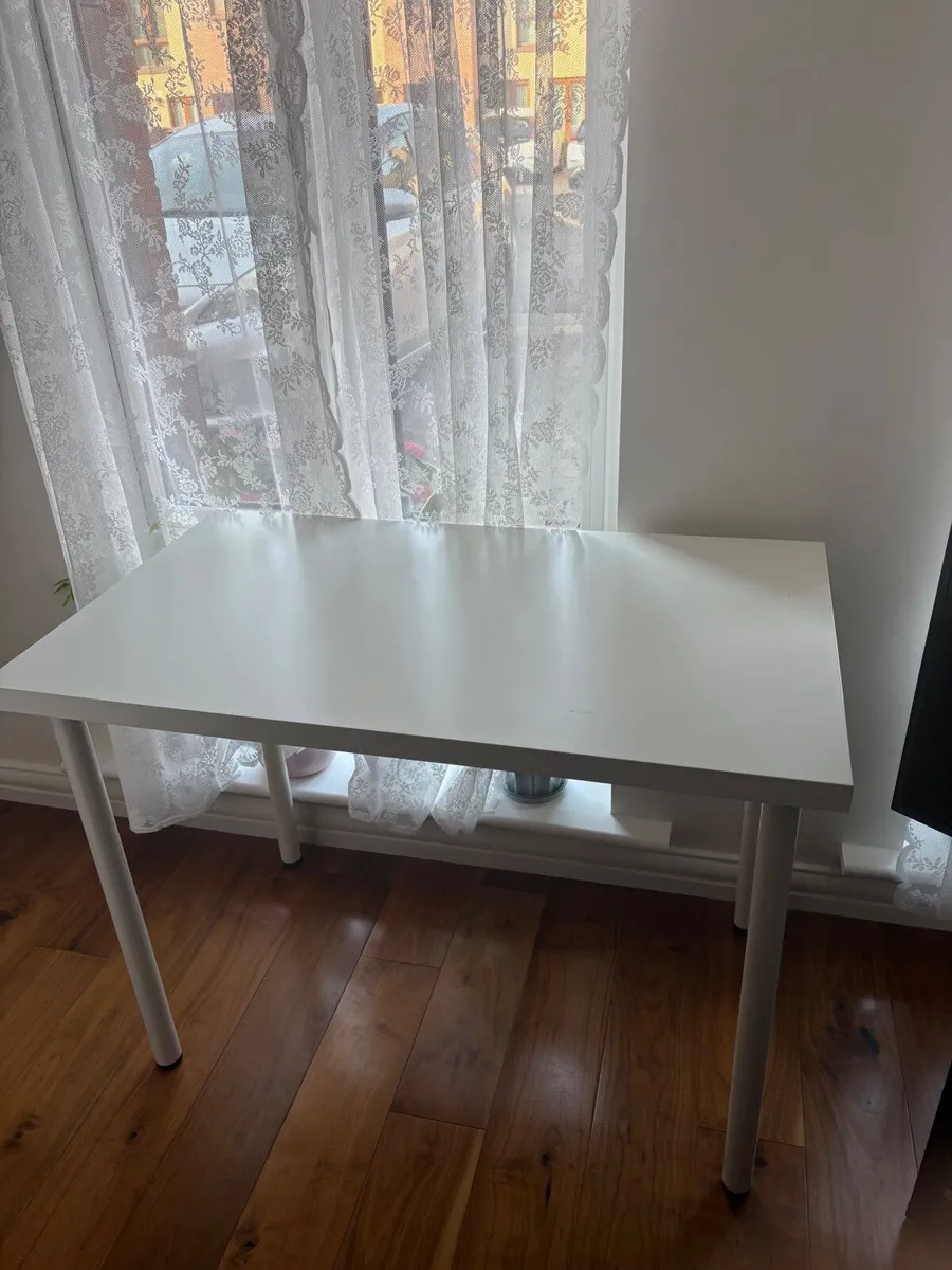 White desk/table