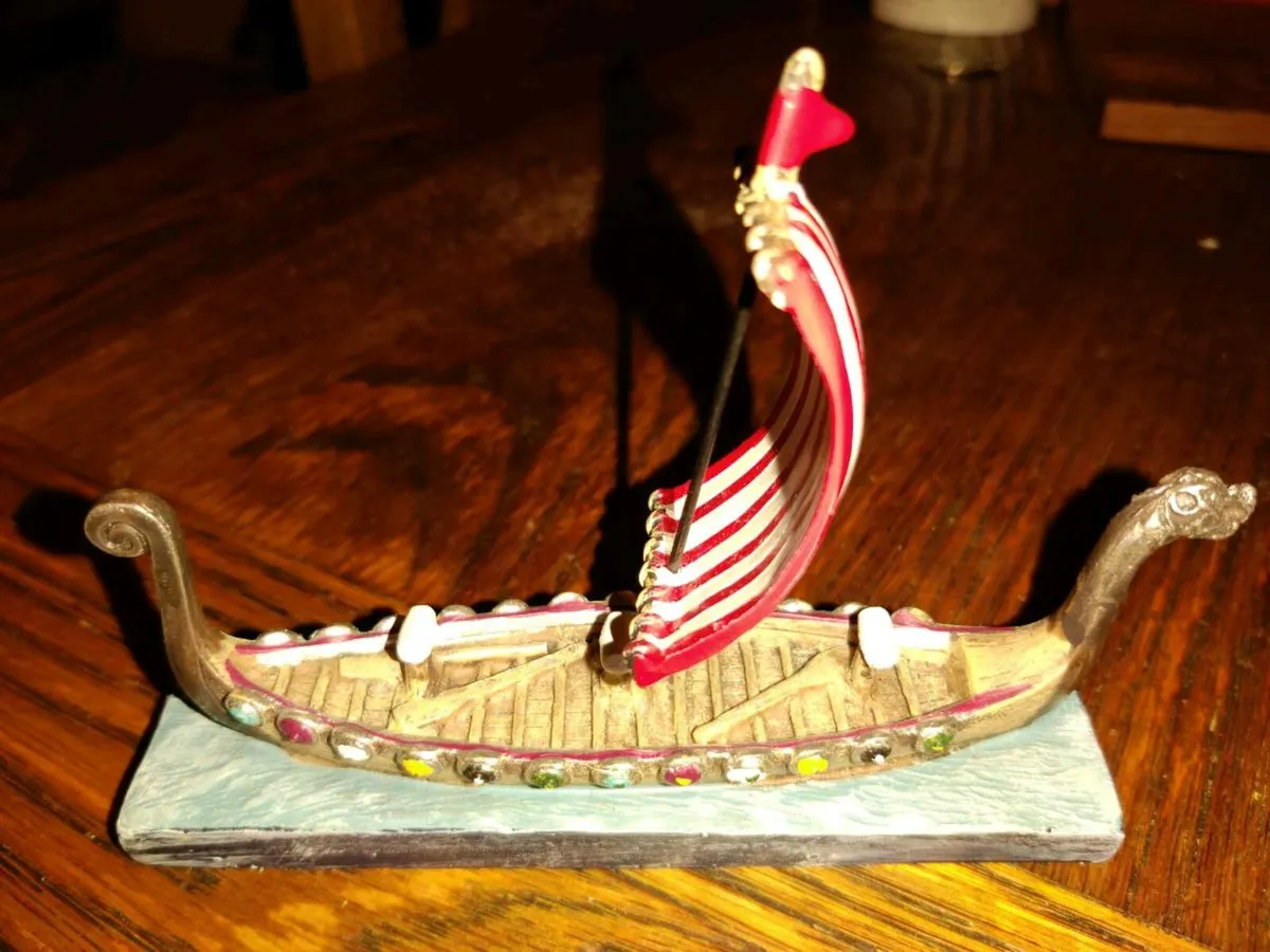 RARE VIKING BOAT, Hand Carved Oak , Hand Painted ! - Image 2