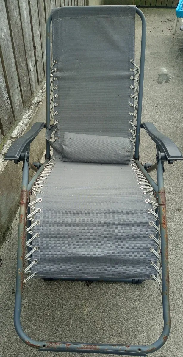 2 matching sun loungers - Image 1