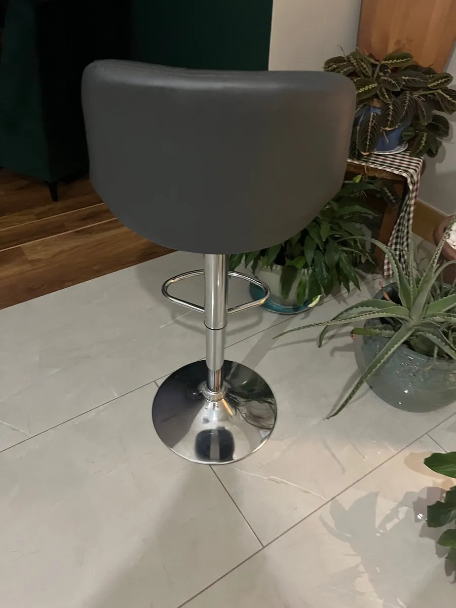 Breakfast bar stools - Image 2