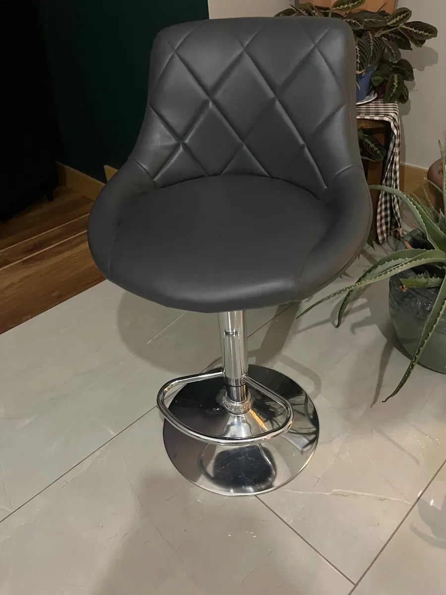 Breakfast bar stools - Image 1
