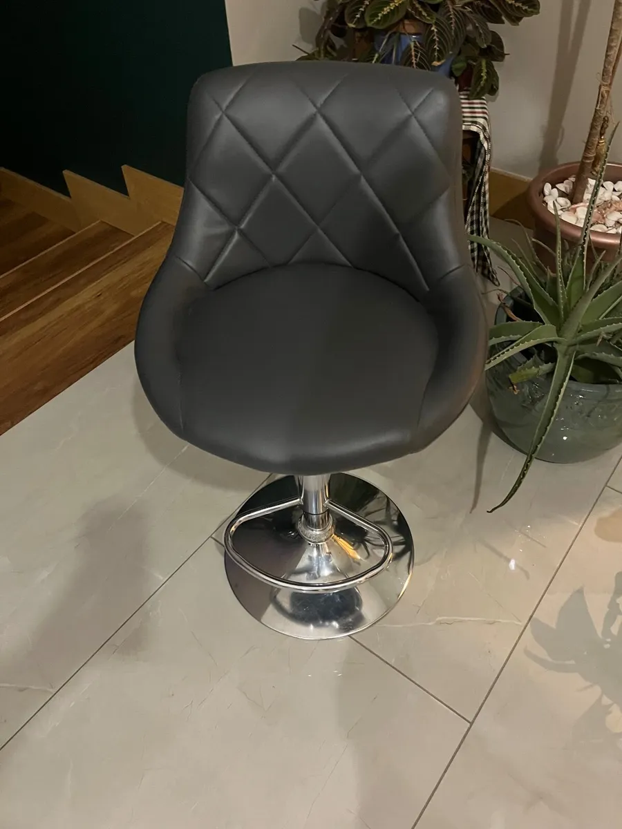 Breakfast bar stools - Image 3
