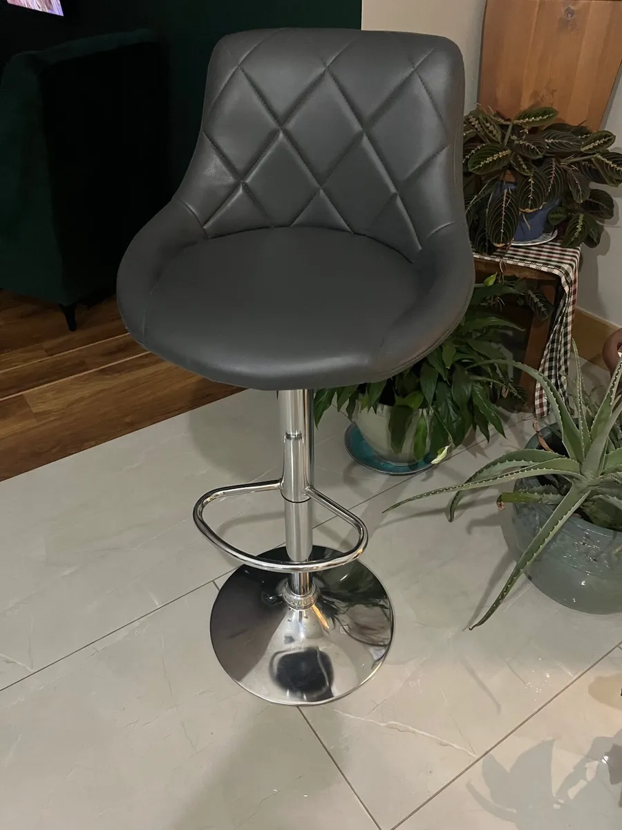 Breakfast bar stools - Image 4
