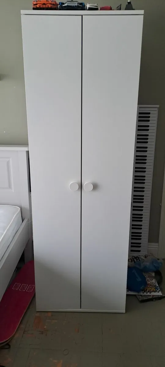 Bed and wardrobe - Image 2