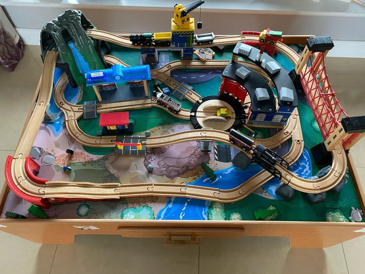 Train set and table - Image 1
