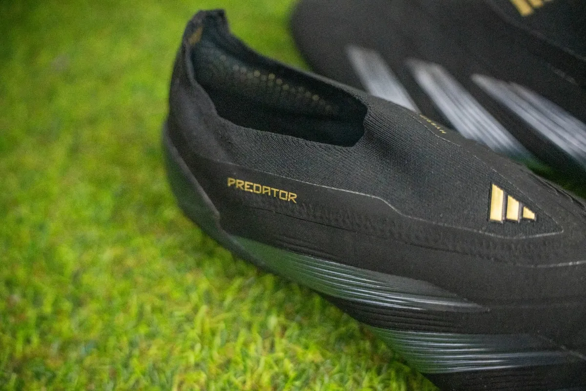 UK 12 Adidas Predator Elite Laceless FG Dark Spark - Image 3