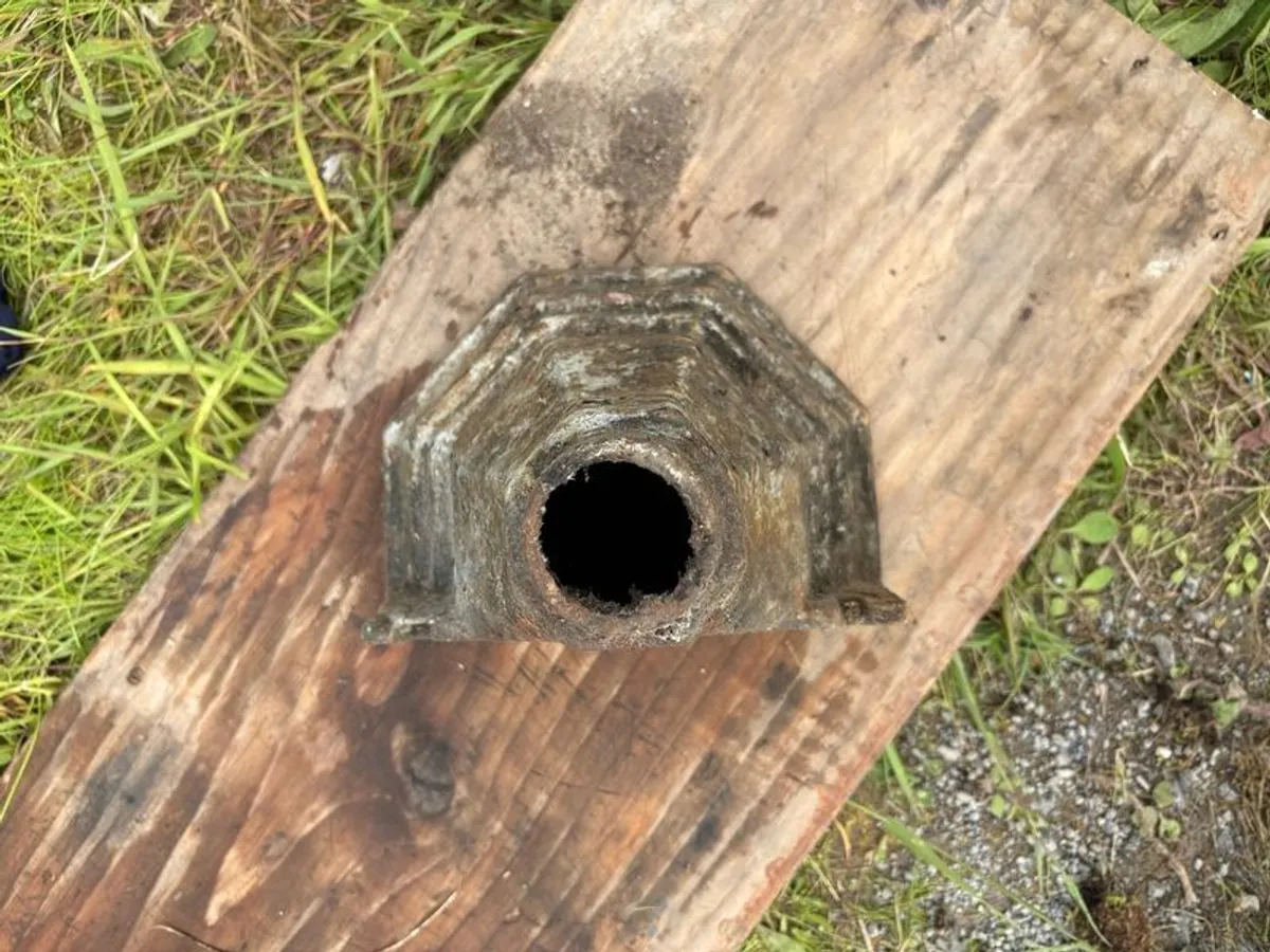 victorian cast iron hopper head - Image 1