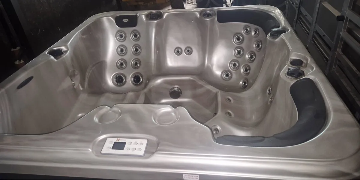 Hot tub - Image 1