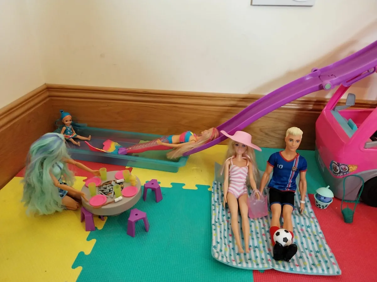 Barbie Camper with Dolls - Image 3