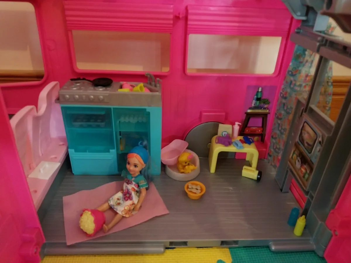 Barbie Camper with Dolls - Image 4