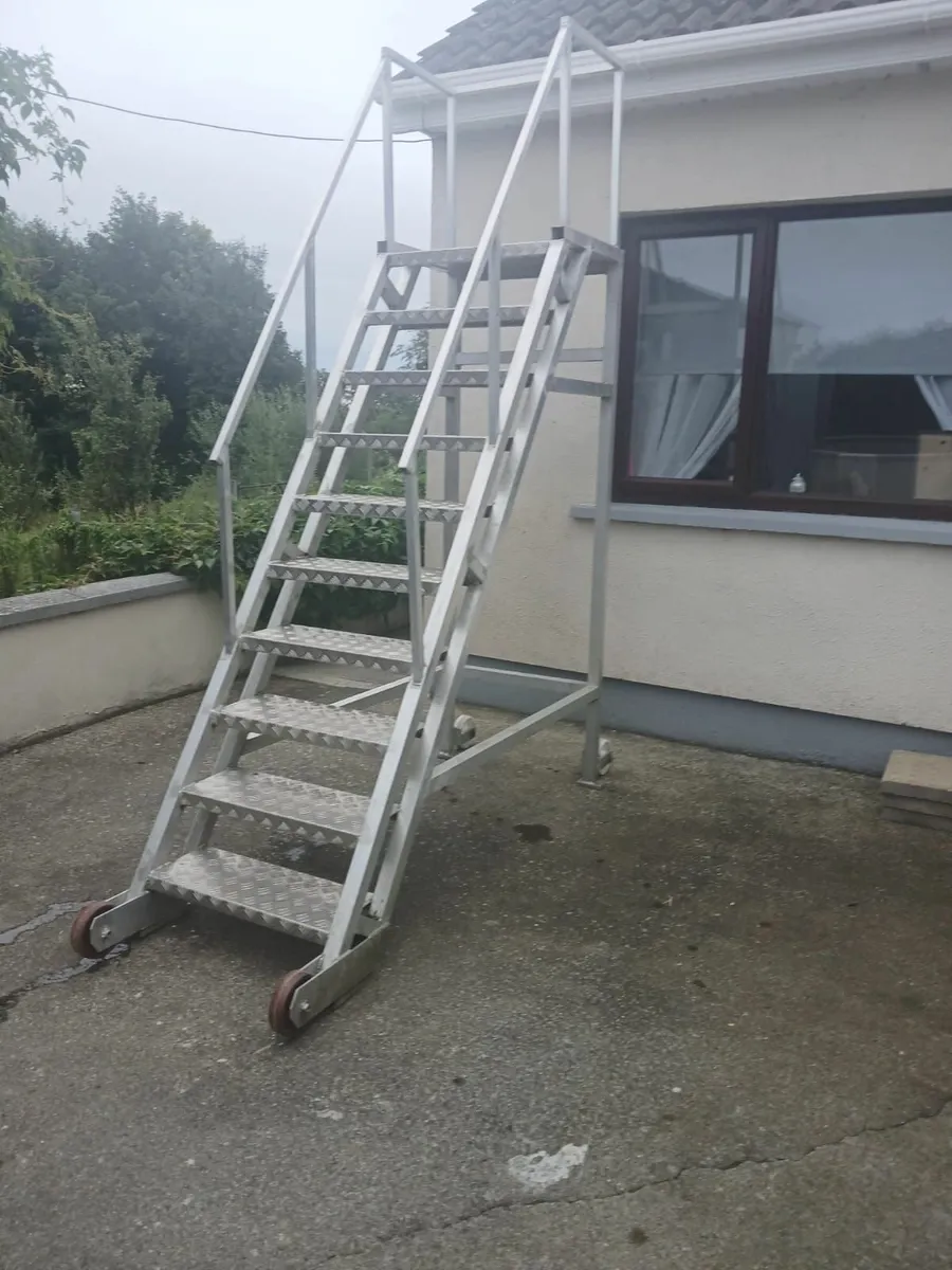 Aluminum platform steps on wheels - Image 1