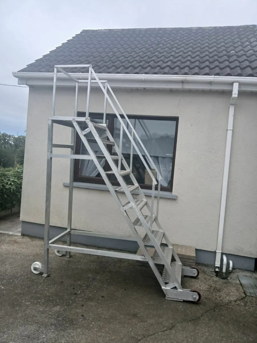 Aluminum platform steps on wheels - Image 2
