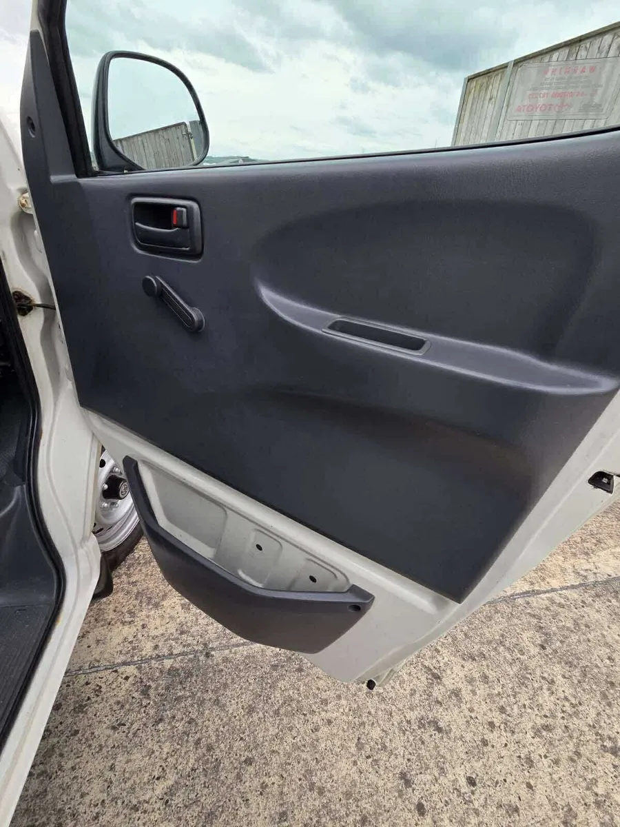 2000 Toyota Hiace power van - Image 3