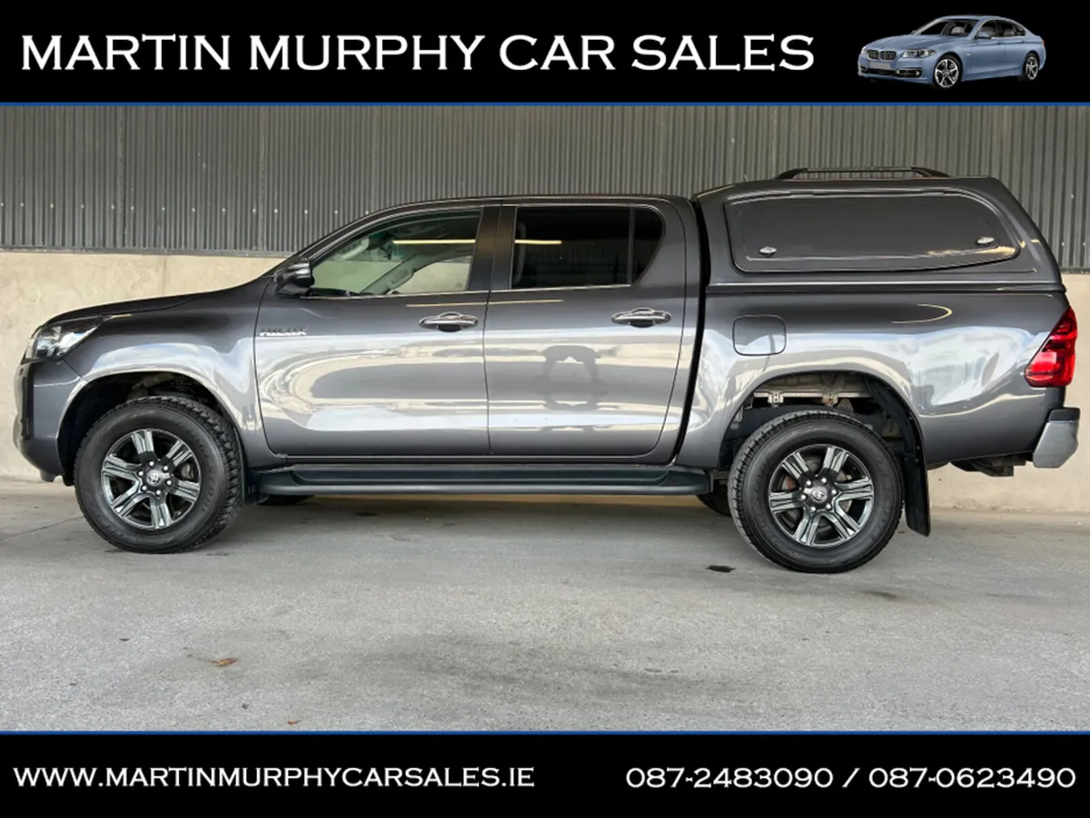 Toyota Hilux 2.8 DOUBLE CAB SR5 * LOW KMS * - Image 3