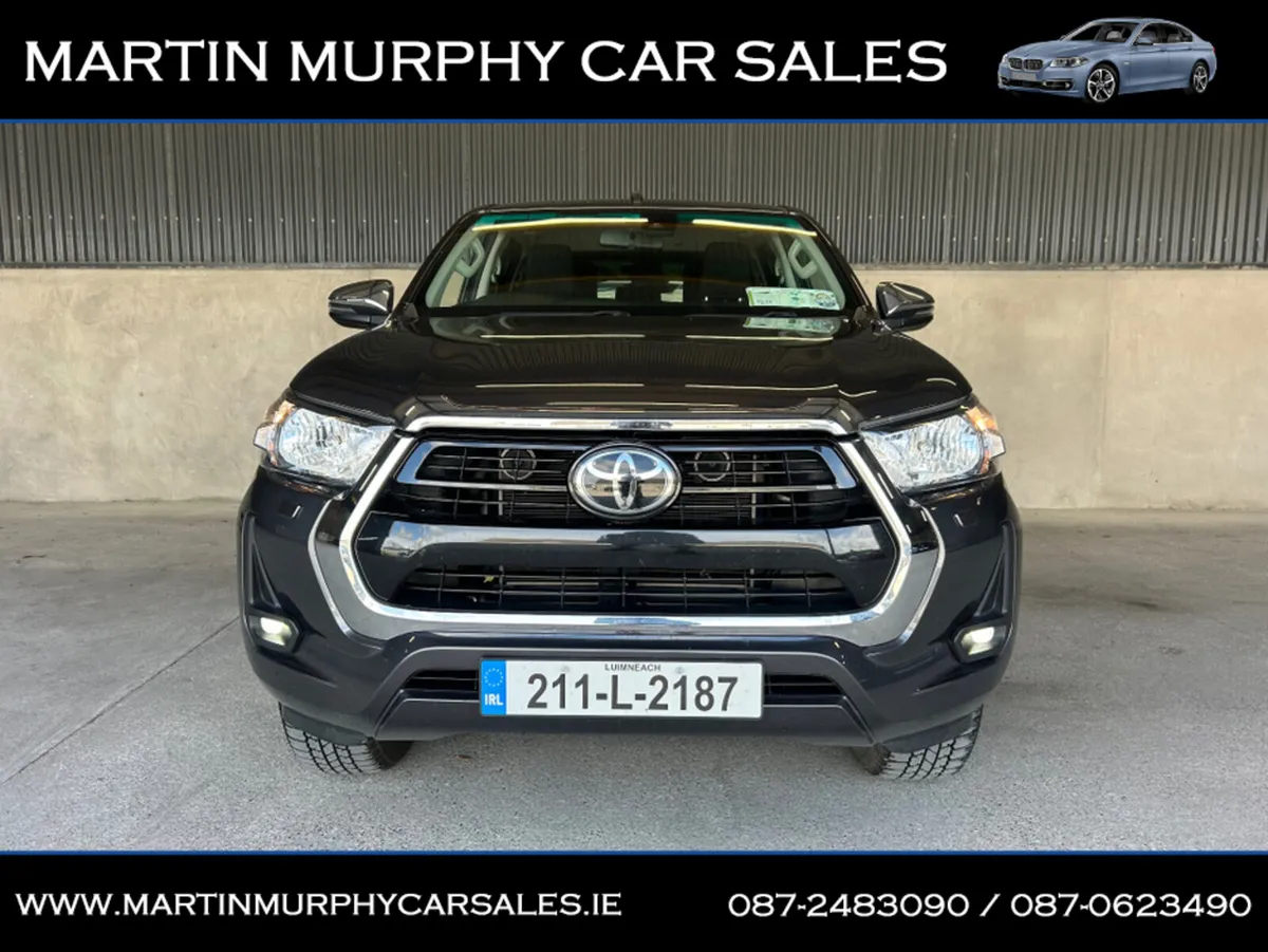 Toyota Hilux 2.8 DOUBLE CAB SR5 * LOW KMS * - Image 4