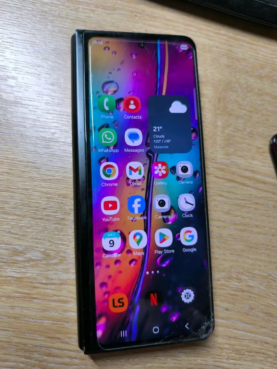 Samsung fold 3 damaged - Image 1