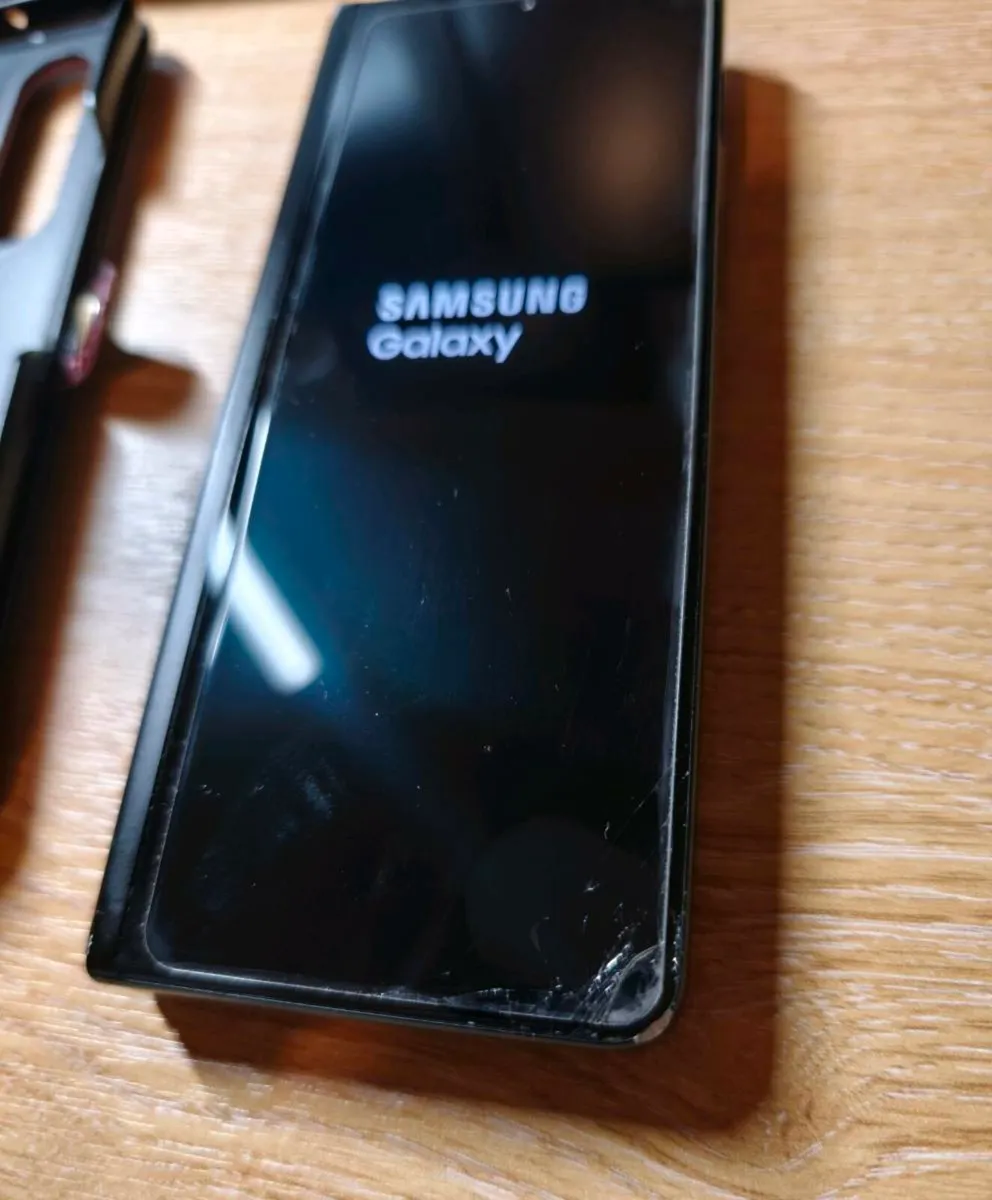 Samsung fold 3 damaged - Image 3