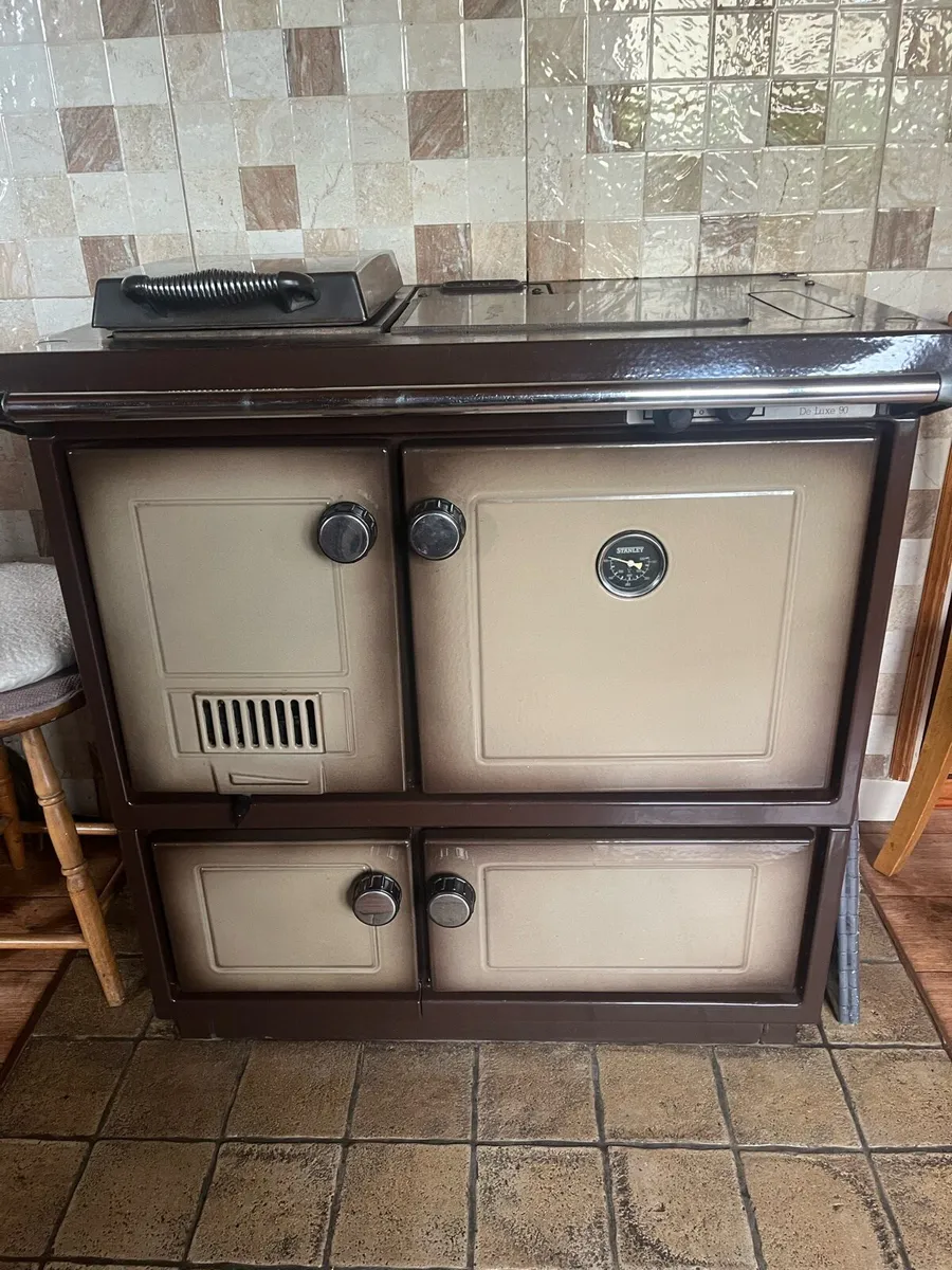 Stanley de-luxe 90 solid fuel range - Image 1