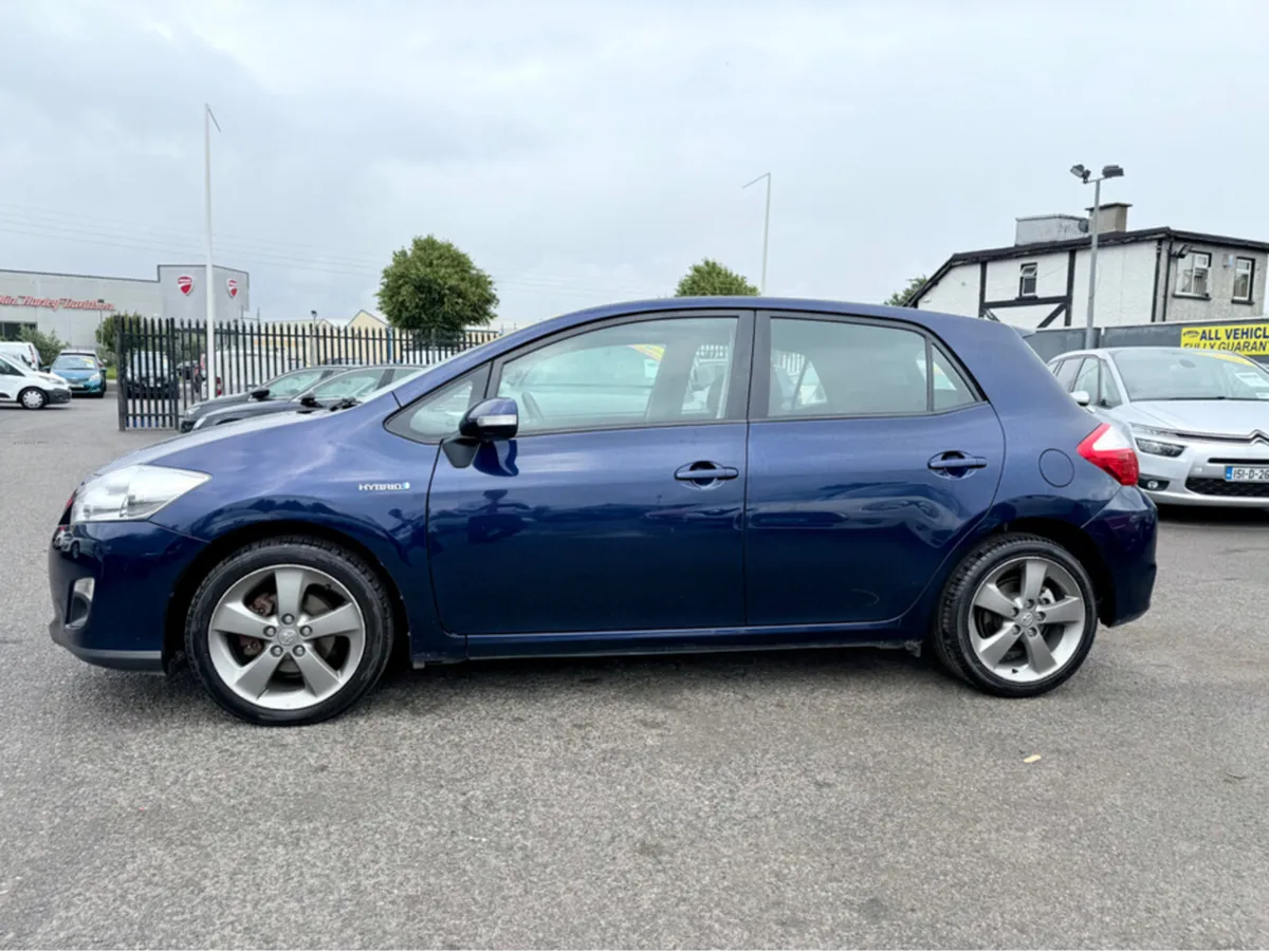Toyota Auris AUTOMATIC HYBRID 5DR - Image 4