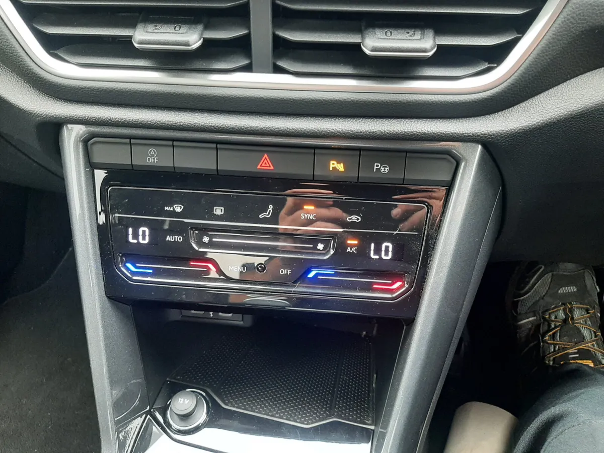 VW  T - ROC  2.0 TDI 2024 . 6 SPEED ,MANUAL - Image 2